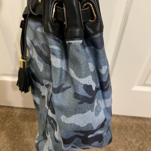 GILI blue camo bucket tote - Picture 6 of 12